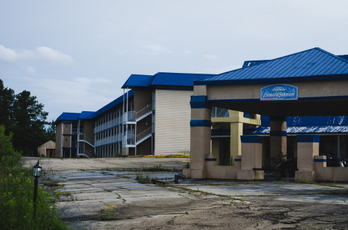 Abadoned Hotel Photo: Courtland Wells