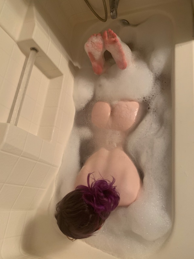 aine-sweetfyre:You’re missing out if you’re not subbed to my Onlyfans! Soapy
