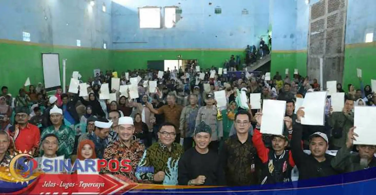 Bupati Bandung H Dadang Supriatna Serahkan Sertifikat Program PTSL Para Penerima di Ciparay