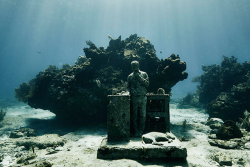 asylum-art:An Underwater Museum with SculpturesEn 2009, dans l’océan de Cancun, le sculpteur Jason deCaires Taylor a conçu une sorte de musée sous l’eau, en installant des sculptures quasi-mythologiques au milieu des requins. La photographe  anglaise