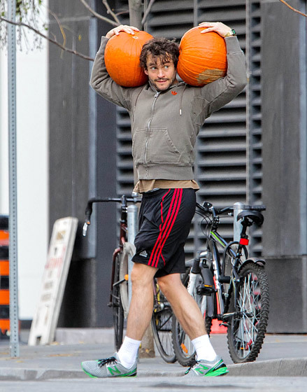 thegestianpoet - Hugh Dancy, Carrying Pumpkins, Performance,...