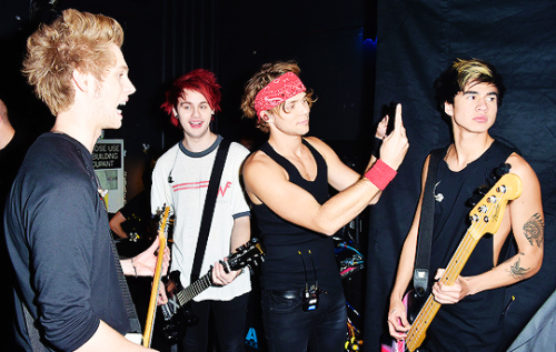 Porn hotdamn5sos:  2014 American Music Awards photos