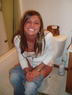 Amateur Girls on the Toilet