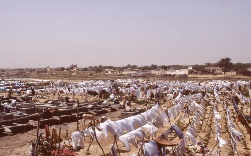 Laundry Day, Karachi, Pakistan, 1977. (پاکستان ، 1977 کے ساتھ اسٹریٹ سکیپ)Written Urdu is beautiful 