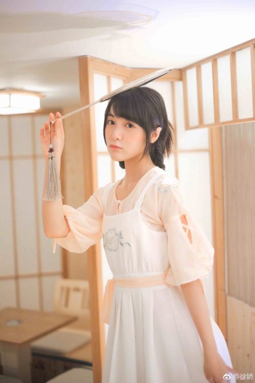 cfensi: Xu Jiao models modern hanfu