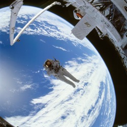 gunsandposes-history:  Spacewalk, 1994, during