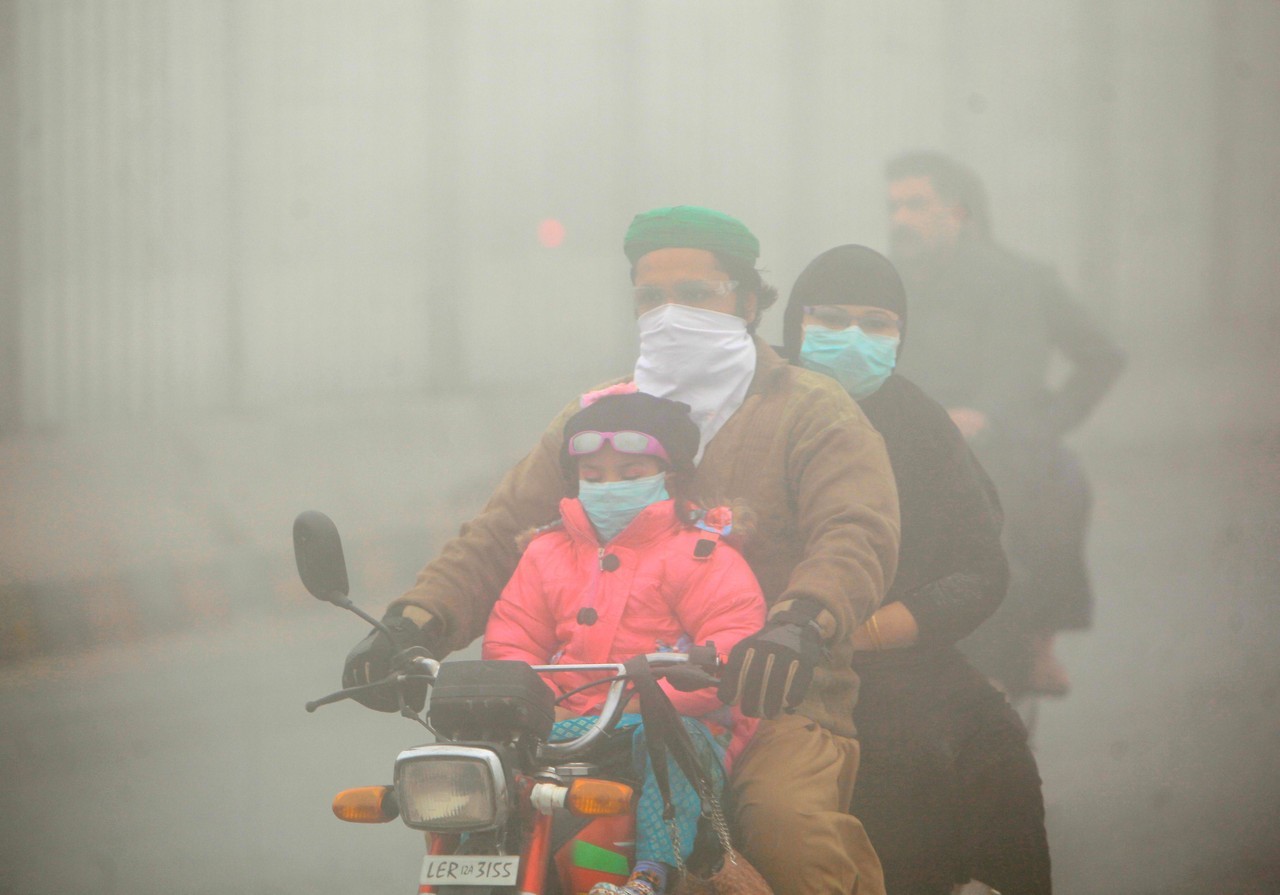 CONTAMINACIÓN. India y Pakistán sumergidos en espeso aire tóxico. Desde Nueva Delhi en India a Lahore en Pakistán, el norte del subcontinente indio está sumido en una sofocante y espesa niebla contaminante, un riesgo de salud pública para decenas de...