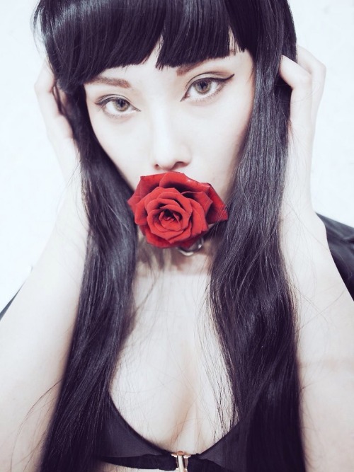 and-kiss-hug: 真紅の薔薇と君  model adult photos