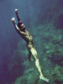 blogzen00:  nude diving http://blogzen00.tumblr.com/