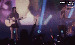 livrepraviversomic:  SOMIC, SÓ AMANHÃ, SP 21.04.2013 !!! - Ele pegando na cintura