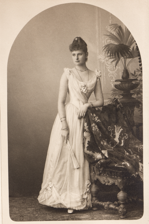 teatimeatwinterpalace: Princess Alix of Hesse later Empress Alexandra Feodorovna. {x}