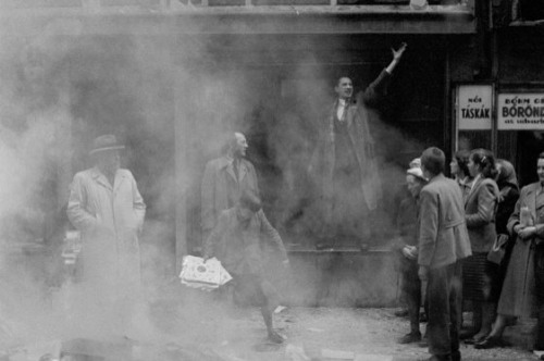  Erich Lessing’s photographs of the 1956 Hungarian revolution centre its participants and draw out t