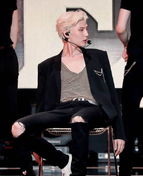 chained-up-taekwoon:  636 / ∞ edits of my bias: Jung Taekwoon