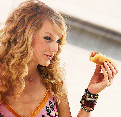 swifties-are-awesome:  Well like my page says ‘this page is about food, music and taylor swift (its an awesome combination)’  Here are some pictures of Taylor Swift eating :P :P  For you my awesome followers <3 xoxo <3