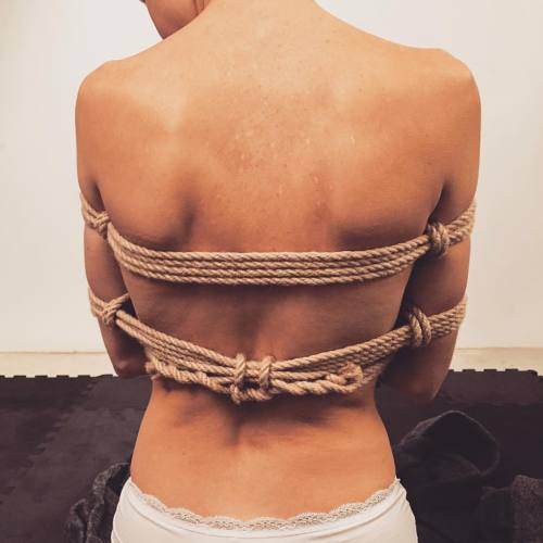 A lovely little back, wrapped in a reverse box-tie. #reverseboxtie #boxtie #shibari #kinbaku #ropebo