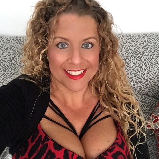 italiankong:  Beautiful Caroline CurvyWordy, British blogger and body positive advocate.