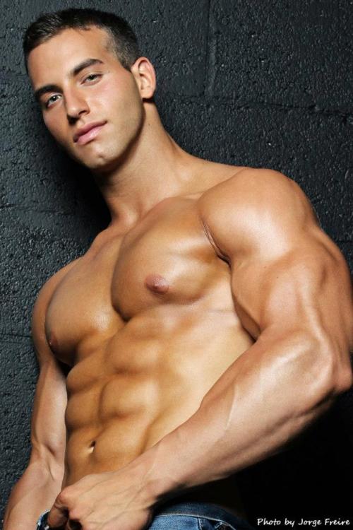 undie-fan-99:  This muscular side of handsome is Jose Ruiz