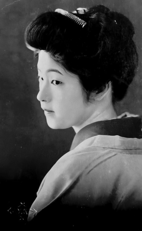 thekimonogallery:  Japanese actress Sumiko Kurishima, 1920s