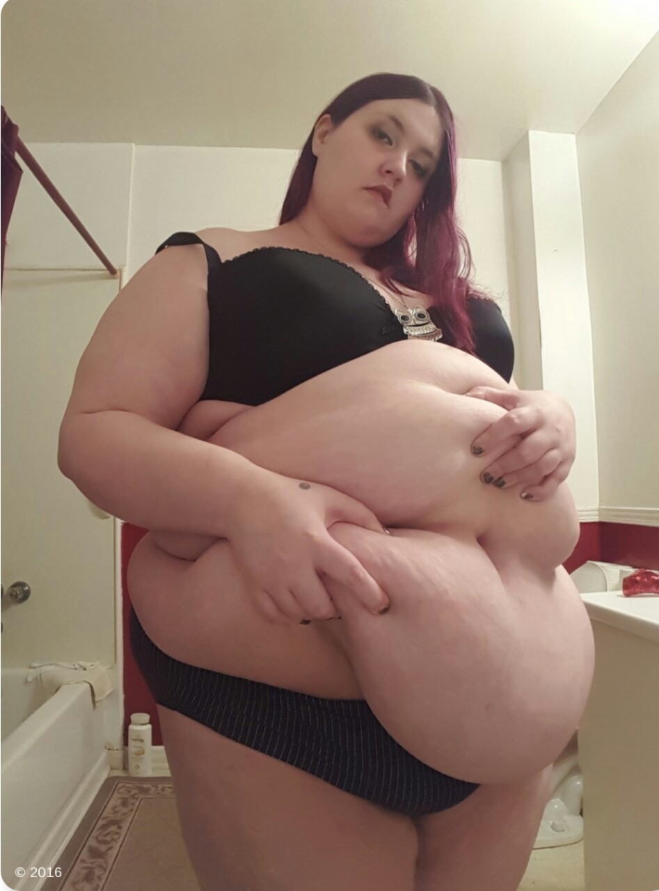 7yo1lo3:  lovemlarge:  I can almost feel the softness of her belly grab 