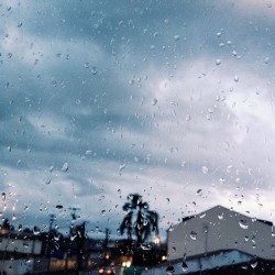 se-oriente-doidao:  O dia tá chuvoso, o clima tá tenso!! ☔️