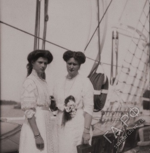 otmacamera:Tatiana Nikolaevna & Alexandra Feodorovna onboard the Standart, summer 1912