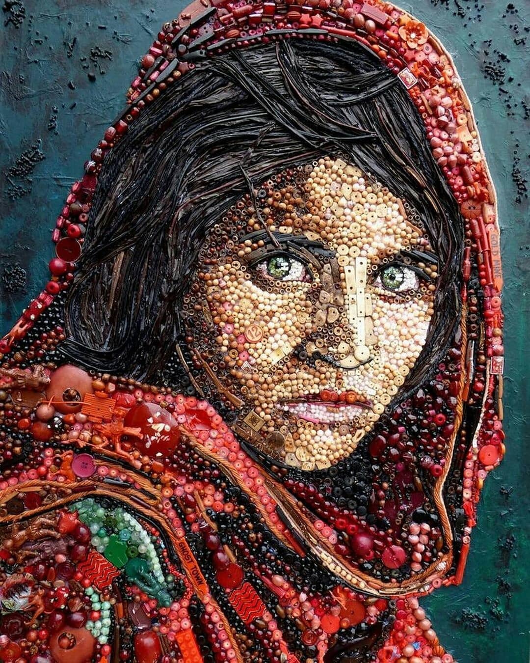 bedenehapsedilenruhlar:  Jane Perkins uses recycled materials to create portraits