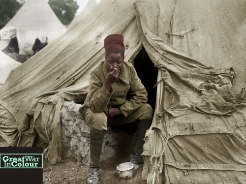 greatwarincolour:A Senegalese Tirailleur has some lunch at Camp Robert in France, 1915.Original im