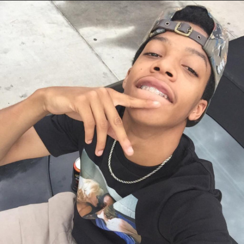queen-as-fuck:  celestedelisa:  ohreallykyla:  darthdance:  advan-tage:  Wow.  He got his nerve with his “where my hug at” looking ass  ^^^^^^ bruh  Bye !!!  😂😂😂