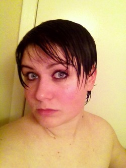 chlorogirl:  I kept forgetting to post pics from last night when I dyed my hair. I’ve gone black!