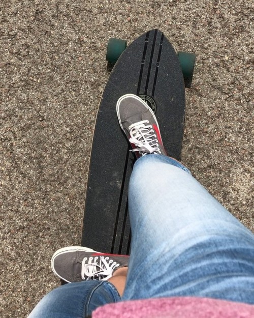 En mode . #longboard #longboardgirl #ride #rideordie #lekiff #skate #skategirl #oxeloboard #oxelo #f