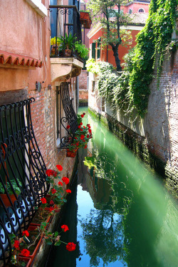 plasmatics-life:  Canals of Venice | Magic Place (Italy) - (by Kennedy Lugo ) 