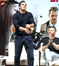 henrycavilledits:  Henry was put on the spot by Tom Cruise to do “reloading the arms”. 