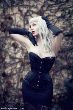 gothicandamazing:    Model : Miss LoulouPhoto