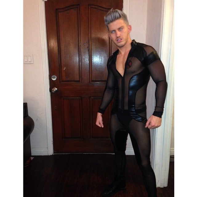 tightgearguys:  SO TIGHT! Not just a bunch of reblogs. More spandex bulges, thongs,