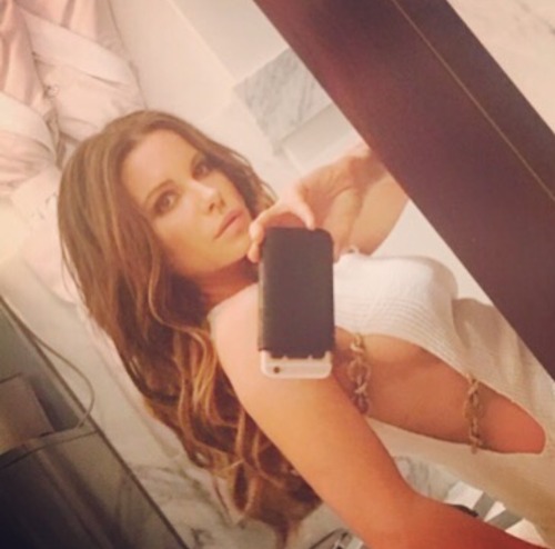 katebeckinsalelegs: Kate Beckinsale selfie mode