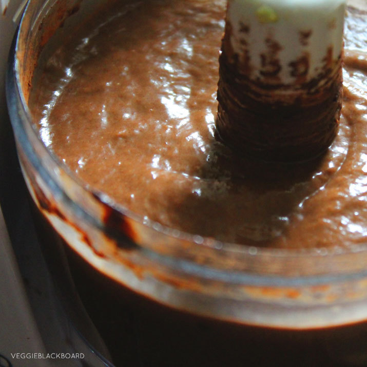 theveggieblackboard:  INDULGENT BUT SUPER HEALTHY CHOCOLATE PUDDING [VEGAN]  This