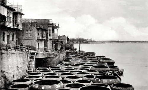 modernbaghdad:Guffas (round boats) at the shore of the Tigris, Baghdad, c1920sقوارب القفة الدائرية ع