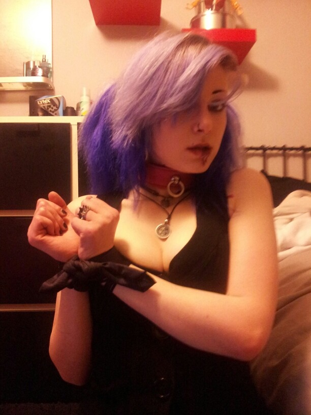 kinkyselfshot:  daddyknowsbestx:  Training a dear submissive friend in order to find