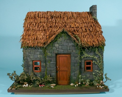 magicalhometoursandstuff:I love dollhouses and miniatures, so when I came across this little witch&r