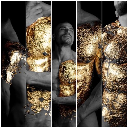 #au79 #gold #maleform #photographer #photography #uniqueprint #uniqueprints #mascular #hoscos #berna