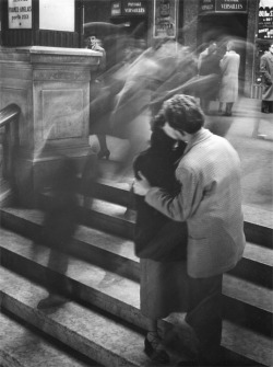 theniftyfifties:  A couple kissing, Baiser Passage, Versailles, 1950. Photo by Robert Doisneau. 