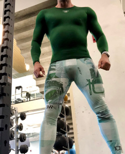 captnspandex:  Green gear for leg day . .