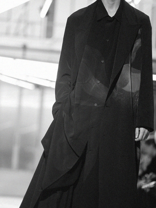 Yohji Yamamoto pour homme S/S2020 Backstage source:  https://vk.com/japanesefashion