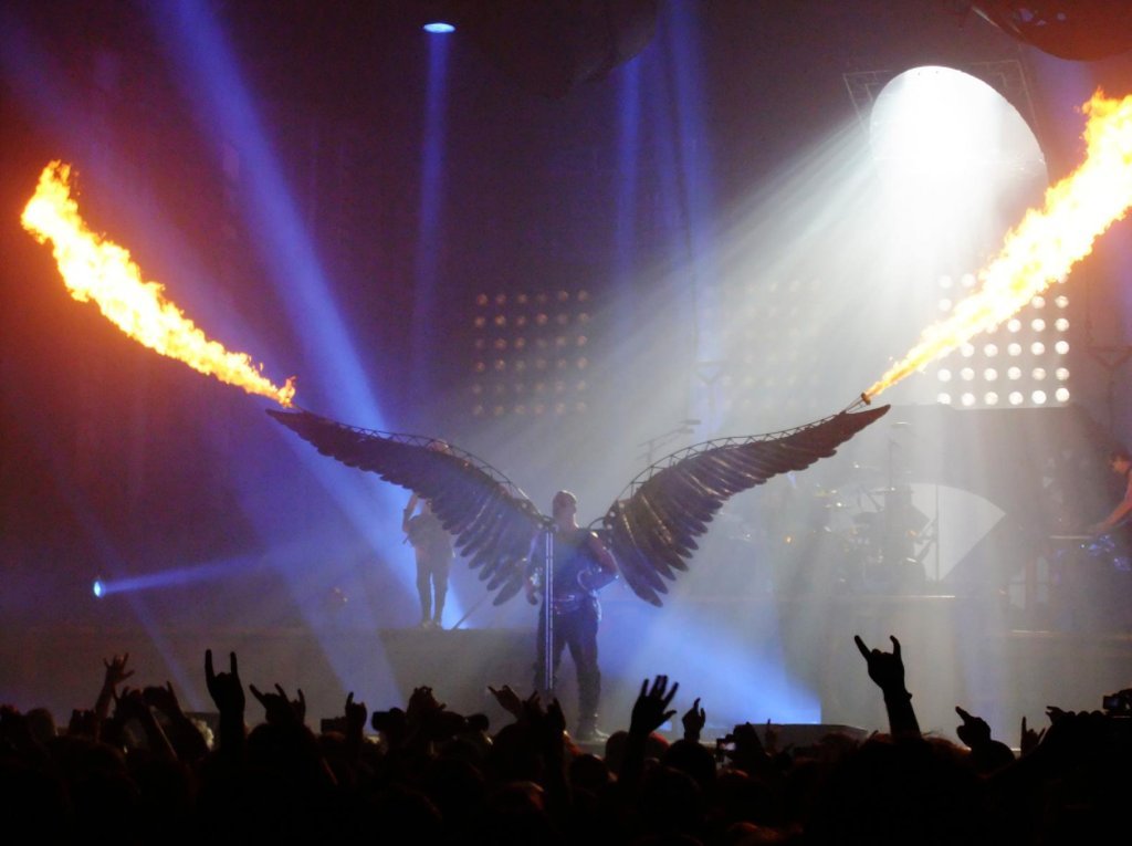 welele:  Si vas a un concierto de Rammstein puedes encontrar estas cosas Bitch