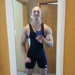 amateur-wrestling:  Found my Squat singlet #powerlifting #lifting #2012 #singlet #workout #stillfits via d2a4d 