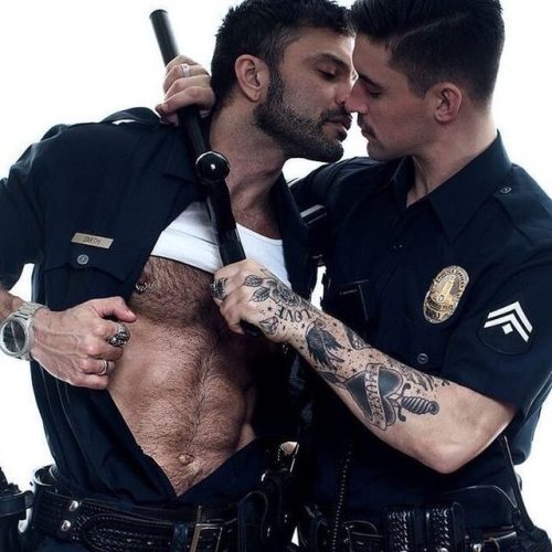 desbeauxmales: Hummmm @roganrichards kisss me a lot