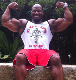 black411blog:  goaltobeswole:  Muscle Daddy Harold Bright On instagram : @haroldbright  HOT DAYUM 