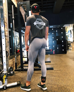 topnotchbodies:  topnotchass:Ridiculous booty.