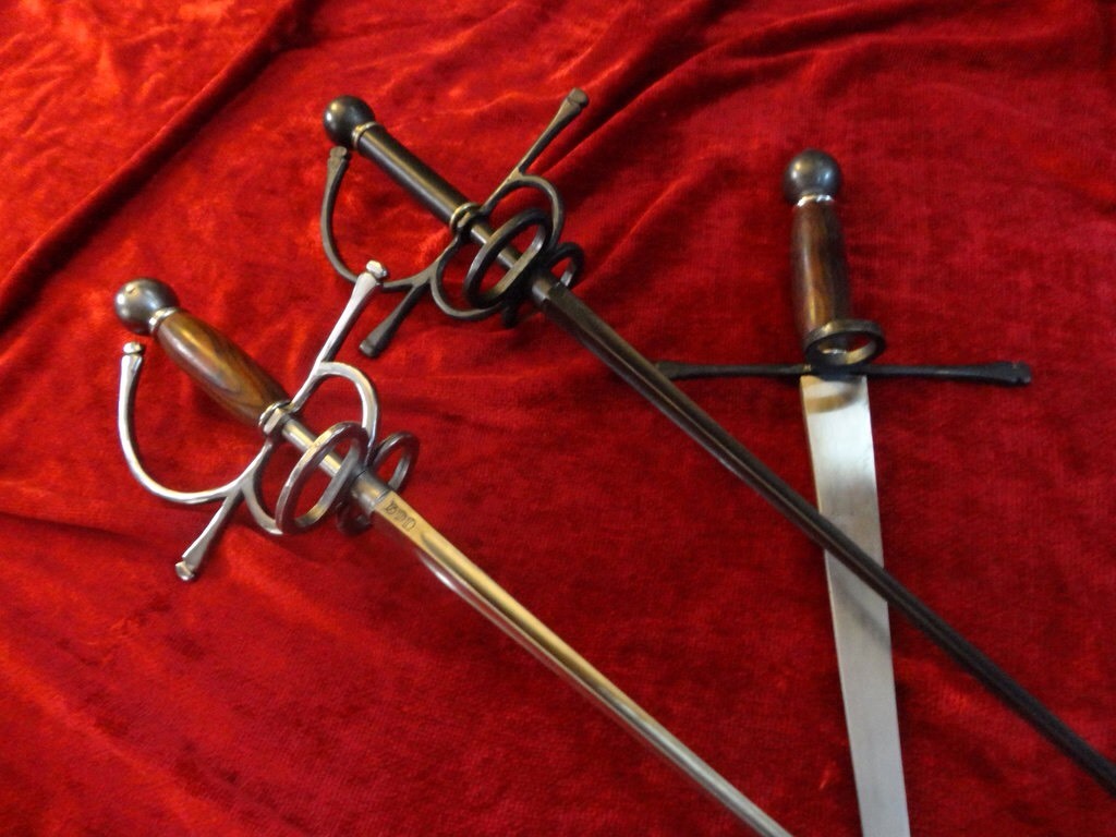 swordblr:http://jdactionhero.deviantart.com/art/Night-and-Day-Rapier-Sword-Set-353412039