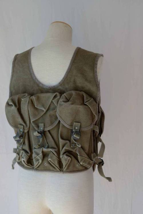 lacollectionneuse: 1950s　フランス軍　マガジンベスト　リネン　ミリタリー　カーキ　レ linen magazine vest • vintage18,000円